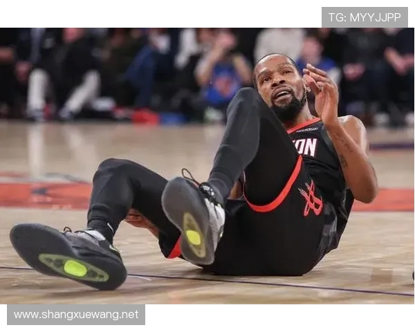 KD与萨格斯交流犯规细节并非指导而是比赛中的自然沟通